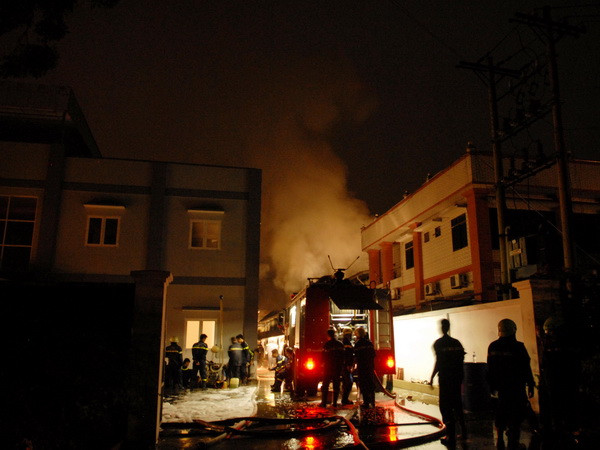 Cháy lớn tại công ty hóa chất, 15 lính cứu hỏa bị thương ảnh 1