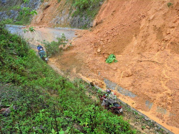 Điện Biên: Nguy cơ sạt lở trên các tuyến đường trọng điểm, huyết mạch ảnh 1