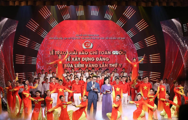 Lễ trao giải Búa liềm vàng lần thứ V. (Nguồn: Vietnam+) Giải Búa liềm vàng thắp lên không khí sáng tạo viết về xây dựng Đảng ảnh 1