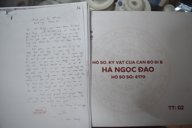 Hồ sơ, kỷ vật được Trung tâm Lưu trữ Quốc gia 3 gìn giữ nhiều năm và trao lại cho nhà giáo "Đi B" Hà Ngọc Đào. (Ảnh: Nguyên Dung/TTXVN) TTXVN_2011thaygiao2.jpg