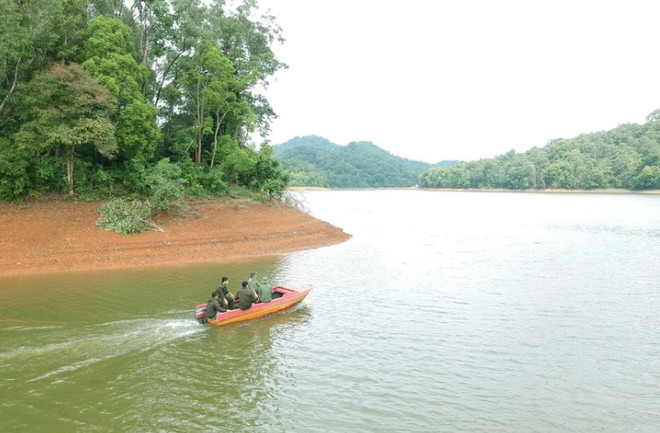Khám phá lòng hồ Pá Khoang (Điện Biên) bằng thuyền máy. (Ảnh: Xuân Tiến/TTVN) 2011Dienbien3.jpg