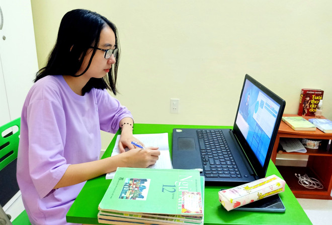 Hà Nội: Hàng chục nghìn học sinh lớp 12 khảo sát chất lượng trực tuyến ảnh 1