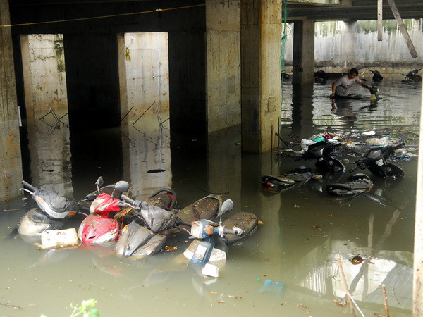 Hầm chứa hơn 1.000 xe máy chìm trong biển nước tại TP.HCM ảnh 1