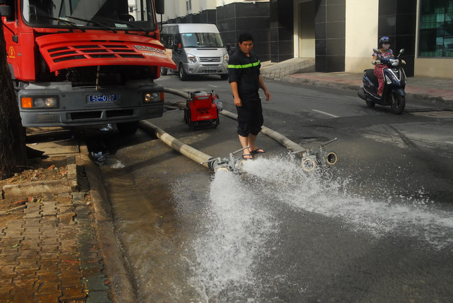 Hình ảnh xe máy "chìm nghỉm" trong biển nước tại hầm Nguyễn Siêu ảnh 7