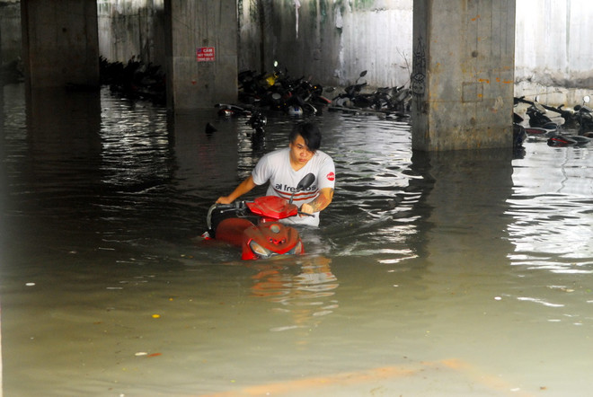 Hình ảnh xe máy "chìm nghỉm" trong biển nước tại hầm Nguyễn Siêu ảnh 5