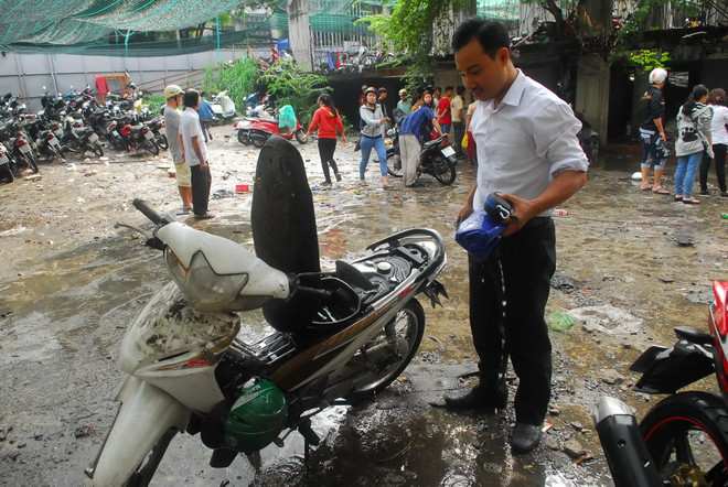 Hình ảnh xe máy "chìm nghỉm" trong biển nước tại hầm Nguyễn Siêu ảnh 8