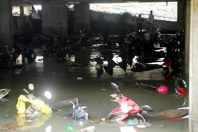 Hình ảnh xe máy "chìm nghỉm" trong biển nước tại hầm Nguyễn Siêu ảnh 3