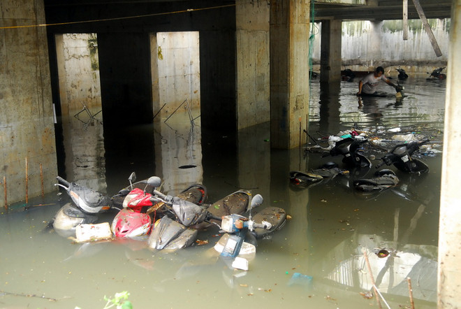 Hình ảnh xe máy "chìm nghỉm" trong biển nước tại hầm Nguyễn Siêu ảnh 4