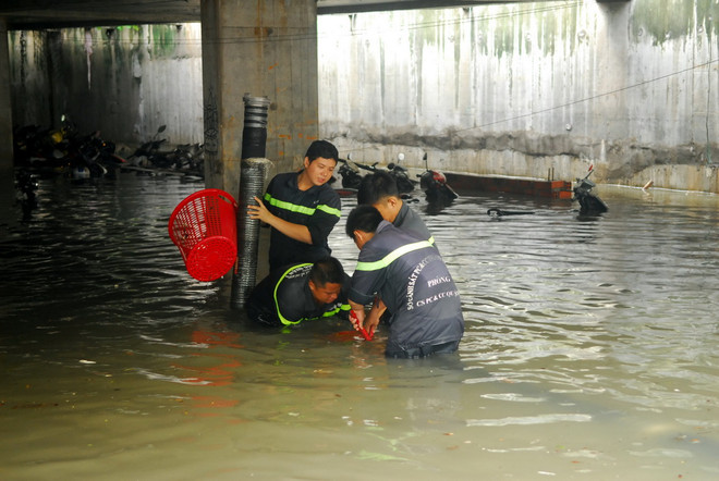 Hình ảnh xe máy "chìm nghỉm" trong biển nước tại hầm Nguyễn Siêu ảnh 6