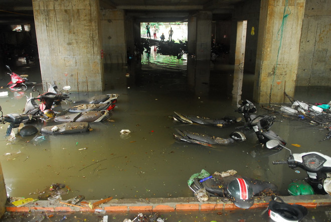 Hình ảnh xe máy "chìm nghỉm" trong biển nước tại hầm Nguyễn Siêu ảnh 1