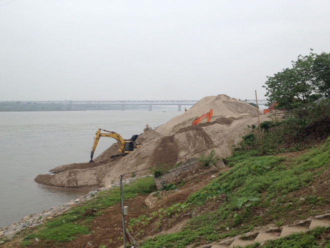 Hà Nội chỉ đạo ngăn chặn, xử lý nghiêm vi phạm về đê điều ảnh 1