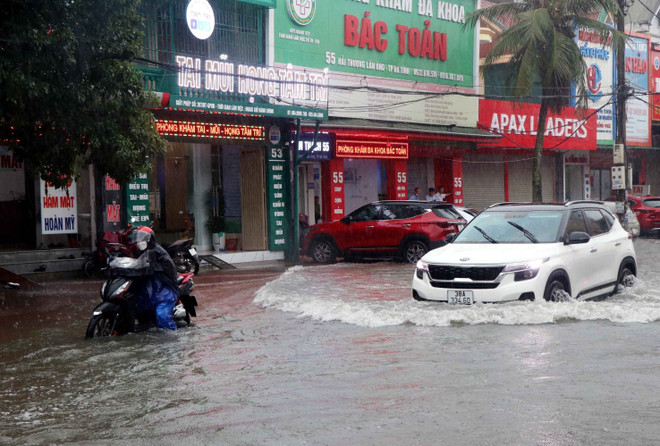 Miền Trung đón mưa lớn trong đêm 11/10, có nơi lượng mưa trên 300mm ảnh 1