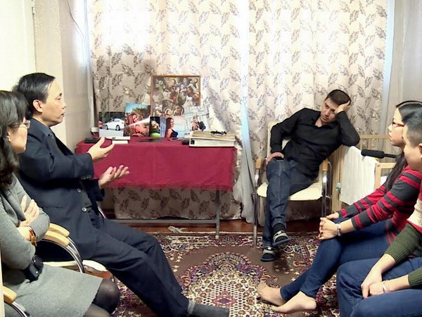 Người Việt ở Saint-Peterburg thăm hỏi gia đình nạn nhân máy bay rơi ảnh 1