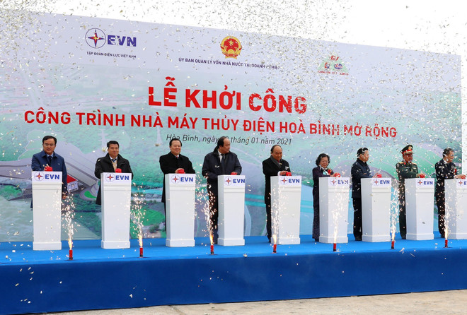 Thủ tướng Chính phủ Nguyễn Xuân Phúc và các đại biểu phát lệnh khởi công. (Ảnh: Ngọc Hà/TTXVN) Thủ tướng phát lệnh khởi công Dự án Nhà máy thủy điện Hòa Bình mở rộng ảnh 1