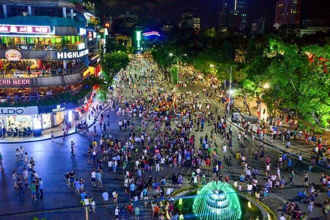 Thí điểm cấm ôtô, xe máy một tháng quanh phố đi bộ: Vẫn còn băn khoăn ảnh 1