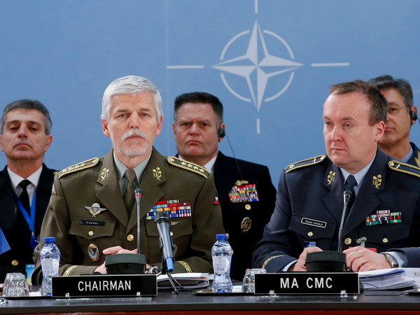 Chủ tịch Ủy ban quân sự NATO, Tướng Petr Pavel (trái) phát biểu tại cuộc họp Ủy ban quân sự NATO ở Brussels, Bỉ ngày 21/1. (Nguồn: EPA/TTXVN) Tạp chí Time: Phương Tây chia rẽ sâu sắc trong quan hệ với Nga ảnh 1