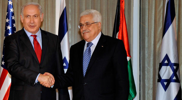 Tổng thống Palestine Mahmoud Abbas (phải) và Thủ tướng Israel Benjamin Netanyahu. (Nguồn: charismanews.com) Pháp mời lãnh đạo Palestine và Israel tham dự hội nghị hòa bình ảnh 1
