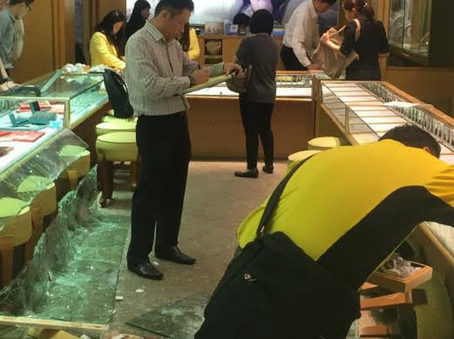 Malaysia: Tiệm trang sức bị cướp hơn 5 tỷ đồng chỉ trong vòng 4 phút ảnh 1