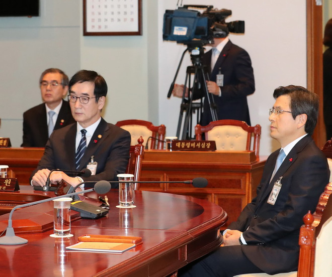 Thủ tướng Hwang Kyo-ahn (phải) tại phiên họp nội các khẩn ở Seoul ngày 9/12. (Nguồn: EPA/TTXVN) Tổng thống Hàn Quốc Park Geun-hye bị đình chỉ mọi quyền lực ảnh 1