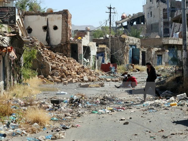 Cảnh đổ nát sau cuộc giao tranh giữa các lực lượng Chính phủ Yemen và quân nổi dậy ở thành phố Taez. (Nguồn: AFP/TTXVN) HRW cáo buộc Mỹ dính líu đến "những hành động tàn ác" tại Yemen ảnh 1