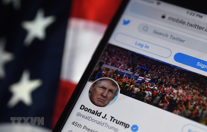 Trang Twitter của Tổng thống Mỹ Donald Trump trên màn hình điện thoại di động ở Arlington, Virginia, Mỹ. (Ảnh: AFP/TTXVN) Twitter cấm vĩnh viễn tài khoản @realdonaltrump: Đúng hay sai? ảnh 1