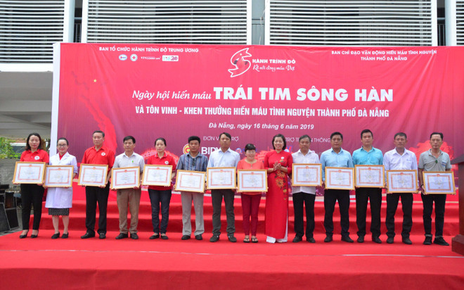 Tuyên dương các cá nhân, tập thể có thành tích tốt trong công tác tuyên truyền, vận động và tham gia hiến máu tình nguyện. (Ảnh: Văn Dũng/TTXVN) Đà Nẵng đi đầu trong phong trào vận động hiến máu tình nguyện ảnh 1