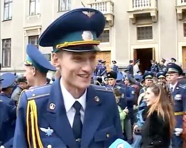 Những hình ảnh đầu tiên về phi công bị tình nghi đã bắn hạ MH17 ảnh 2