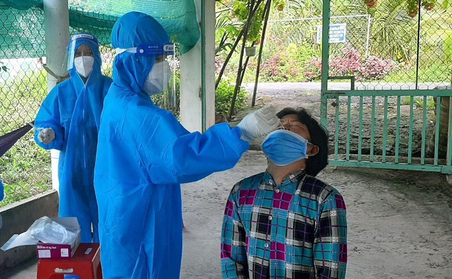 Lấy mẫu xét nghiệm COVID-19 cho người dân. (Ảnh: Lê Thúy Hằng/TTXVN) Vĩnh Long thực hiện cách ly trường hợp F1 tại nhà từ ngày 17/11 ảnh 1