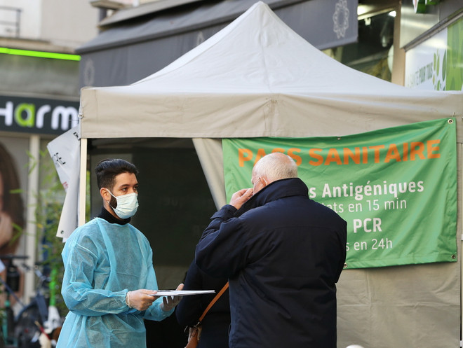 Pháp thắt chặt điều kiện đi lại với những du khách chưa tiêm chủng ảnh 1