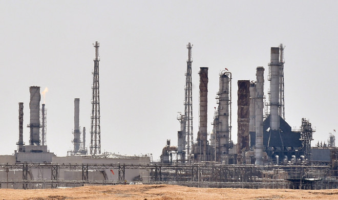 Một cơ sở khai thác dầu ở gần khu vực al-Khurj, phía nam thủ đô Riyadh của Saudi Arabia. (Ảnh: AFP/TTXVN) Giá dầu châu Á giảm trước khả năng Mỹ bán dầu từ kho dự trữ ảnh 1