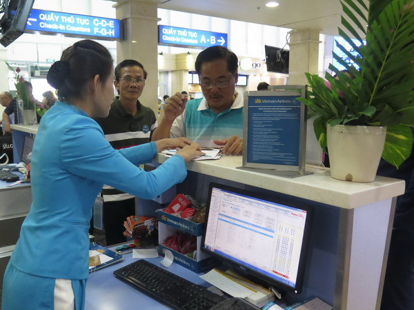 Sân bay Tân Sơn Nhất hoạt động ổn định trở lại sau sự cố tin tặc. (Ảnh: Hoàng Hải/TTXVN) Yêu cầu đổi mật khẩu sau vụ tin tặc tấn công Vietnam Airlines ảnh 1
