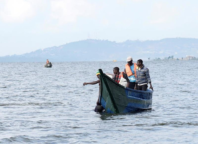 Tìm kiếm người mất tích. (Nguồn: standardmedia) Uganda: Lật thuyền trên trên hồ Albert, nhiều người thiệt mạng ảnh 1