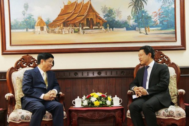 Bộ trưởng Ngoại giao Lào Saleumxay Kommasith (phải) tiếp Thứ trưởng Nguyễn Quốc Cường chiều 20/5. (Ảnh: Xuân Tú/TTXVN) Lào đánh giá cao những đóng góp tích cực của cộng đồng người Việt ảnh 2