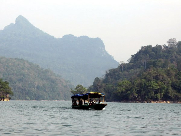 Du lịch trên hồ Ba Bể. (Ảnh: Hữu Oai/TTXVN) Bồi lắng, sạt lở đe dọa hệ sinh thái Khu Ramsar Vườn quốc gia Ba Bể ảnh 1