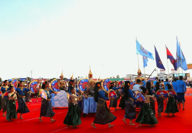 campuchia-mit-tinh-trong-the-ky-niem-45-nam-ngay-chien-thang-71-5-438.jpg