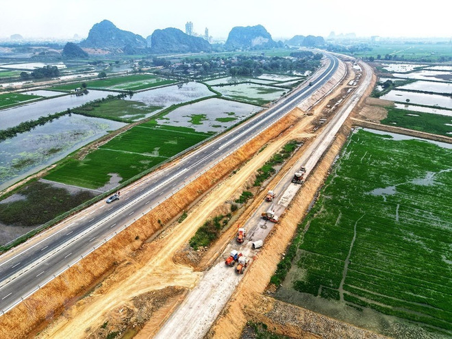 Công tác thi công móng, nền, đường gom và các hệ thống an toàn được triển khai gấp rút. (Ảnh: Tuấn Anh/TTXVN) Nhà thầu 'chạy đua' hoàn thành 3 Dự án Cao tốc Bắc-Nam dịp 30/4 ảnh 1