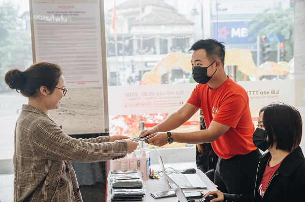 Khách hàng được nhận khẩu trang miễn phí ngay từ cửa vào. (Nguồn: Vietnam+) COVID-19: Người dân bình tĩnh quay trở lại nhịp sống bình thường ảnh 8