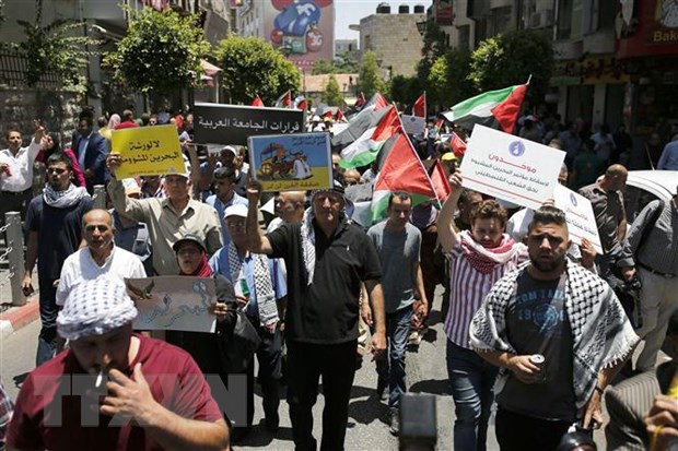 Người dân Palestine biểu tình phản đối hoạch hòa bình Trung Đông của Mỹ tại thành phố Ramallah, Bờ Tây ngày 25/6/2019. (Nguồn: AFP/TTXVN) Thỏa thuận thế kỷ - Khi kẻ mạnh áp đặt luật chơi ở Trung Đông ảnh 1