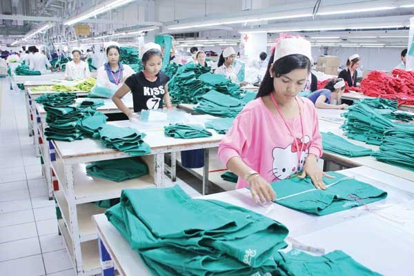 Công nhân may mặc Campuchia. (Nguồn: ki-media.blogspot.com) Cắt giảm ưu đãi thương mại, EU có thể khiến Campuchia chùn bước? ảnh 1