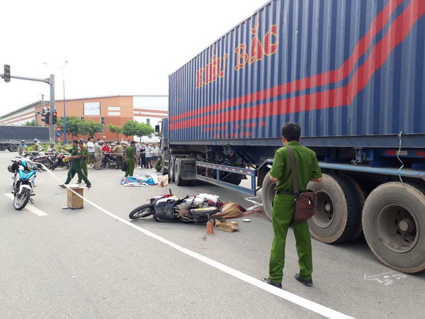 Xe container đâm xe máy, ba người trong một gia đình thương vong ảnh 1