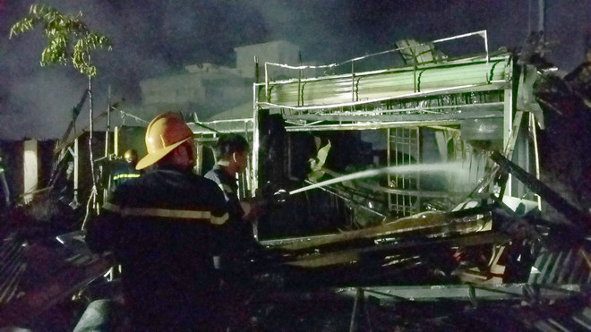 Hơn chục nhà dân bị thiêu rụi vì cháy khu chợ tại Cà Mau ảnh 1