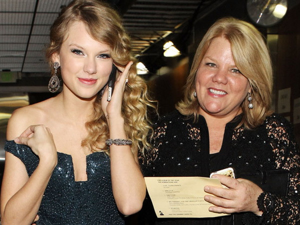 Nữ ca sỹ Taylor Swift nhận hung tin khi mẹ mắc bệnh hiểm nghèo ảnh 2