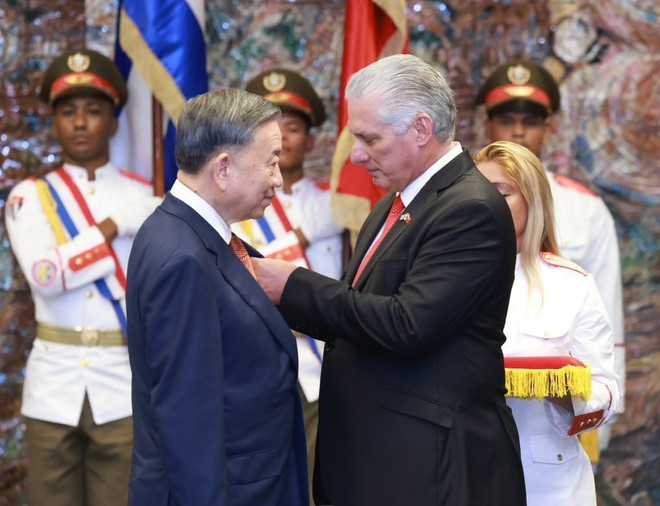 Bí thư thứ nhất Đảng Cộng sản Cuba, Chủ tịch Cuba Miguel Diaz Canel Bermudez trao tặng Huân chương Jose Marti cho Tổng Bí thư, Chủ tịch nước Tô Lâm. (Ảnh: Lâm Khánh/TTXVN) ttxvn_to lam jose marti (1).jpg