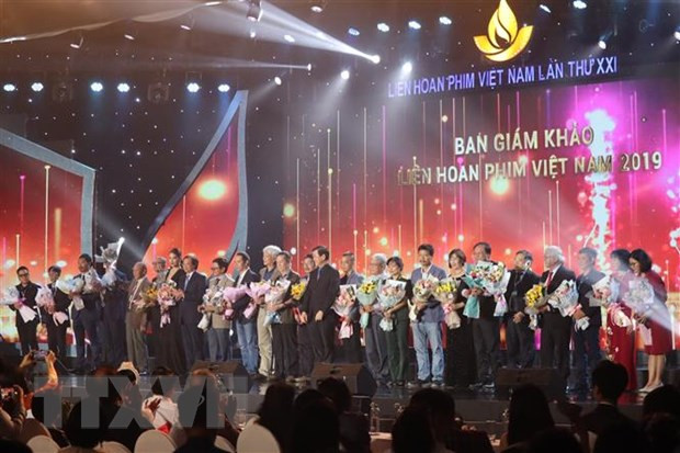 Ban tổ chức tặng hoa các giám khảo trong Liên hoan Phim Việt Nam lần thứ 21. Ảnh minh họa(Ảnh: Ngọc Sơn/TTXVN) Liên hoan Phim Việt Nam lần thứ 22 sẽ diễn ra vào tháng 9 tại Huế ảnh 1