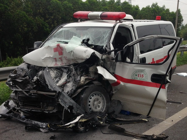 Không làm chủ tốc độ, xe cấp cứu bị lật làm 6 người thương vong ảnh 1