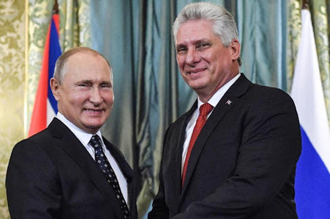 Tổng thống Nga Vladimir Putin và Chủ tịch Cuba Miguel Diaz-Canel Bermudez tại Điện Kremlin tháng 11/2018. (Ảnh: AP) Tổng thống Nga Putin điện đàm với Chủ tịch Cuba Canel Bermudez ảnh 1