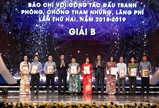 Lễ trao giải Báo chí toàn quốc Báo chí với công tác đấu tranh phòng, chống tham nhũng, lãng phí lần thứ 2. (Ảnh: Thống Nhất/TTXVN) Gia hạn nhận tác phẩm dự giải báo chí toàn quốc chống tham nhũng ảnh 1