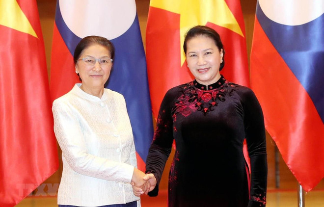 Chủ tịch Quốc hội Nguyễn Thị Kim Ngân đón Chủ tịch Quốc hội Lào Pany Yathotou. (Ảnh: Trọng Đức/TTXVN) Sự kiện trong nước nổi bật tuần qua: Ôtô 'Made in Vietnam' lăn bánh ảnh 2