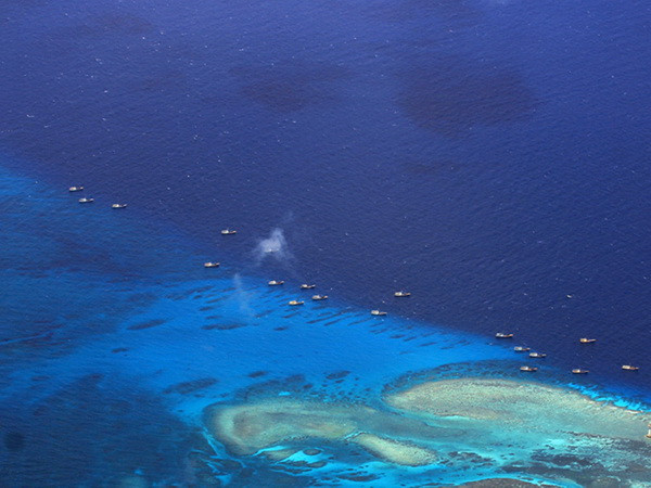 Máy bay Mỹ vẫn giữ khoảng cách với các đảo nhân tạo ở Biển Đông ảnh 1