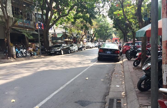 Thí điểm đỗ xe ngày chẵn lẻ: Còn nhiều bất cập, người đi bộ mất vỉa hè ảnh 1